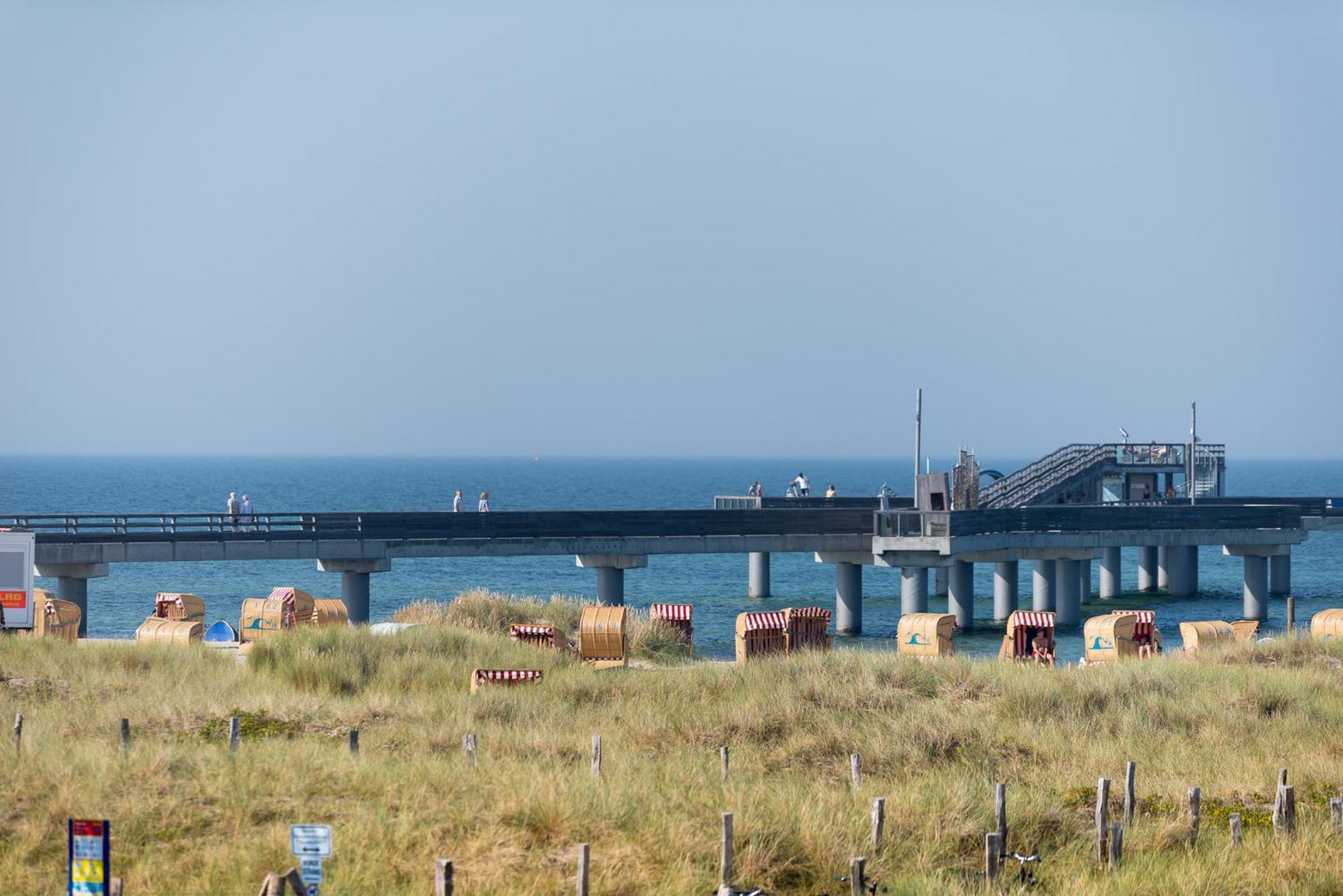 Ostsee - Reetdachhaus Nr 37 "Renate" Im Strand Resort Heiligenhafen Exterior photo